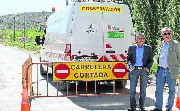 El delegado territorial, Javier López-Escobar (centro), supervisa las obras en la SG-241. 