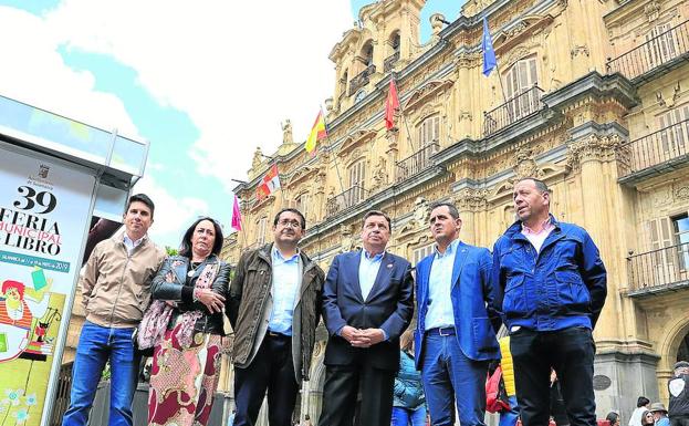 Luis Planas (tercero por la derecha) junto al candidato del PSOE a las Cortes, Juan Luis Cepa, y representantes de la Organizaciones Agrarias. 