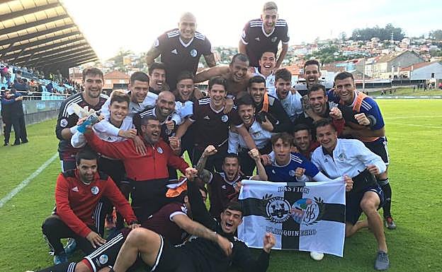 Los jugadores del Salamanca CF celebran la salvación en Vigo. 