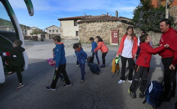 Algunos niños de San Cebrián se dirigen al autocar que les llevará al colegio en Cervera. 