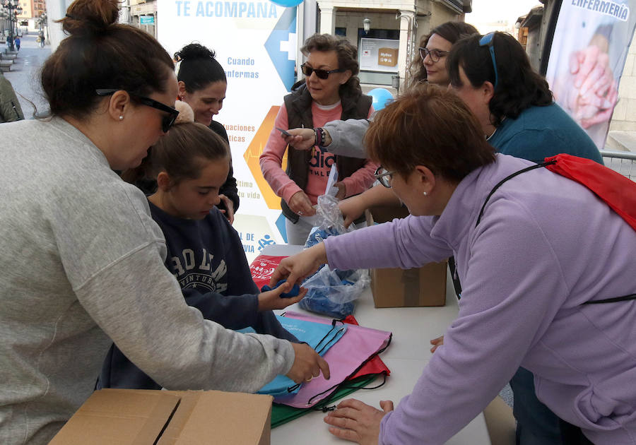 Inscripciones en la caseta instalada antes de la caminata por la enfermería en Segovia. 