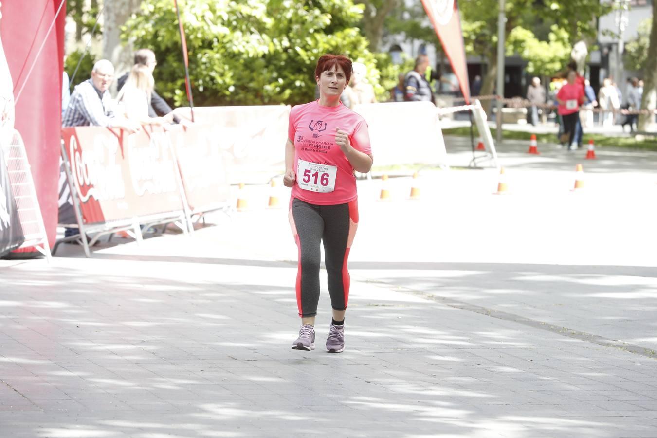 La atleta del club Atletaria Isaac Viciosa, Andrea Román, con un tiempo de 22.05, fue la ganadora de la tercera edición de la Carrera de las Mujeres que se disputó el domingo en las calles de Valladolid.