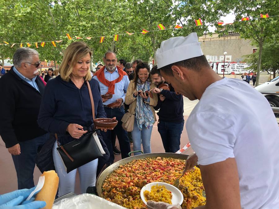 La candidata del PP a la Alcaldía de Valladolid, Pilar del Olmo, degustó este domingo la paella en el barrio de San Isidro. 