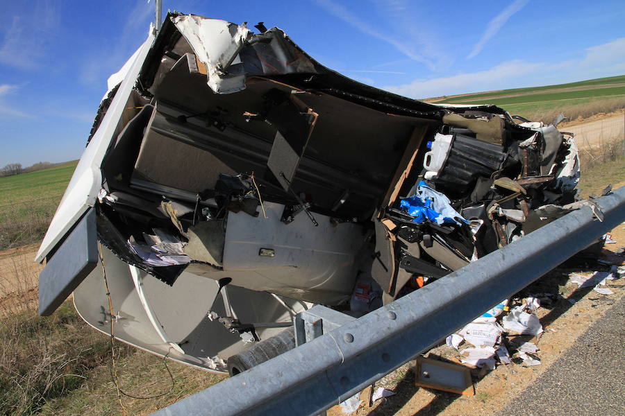 Camión accidentado en una carretera de la provincia. 