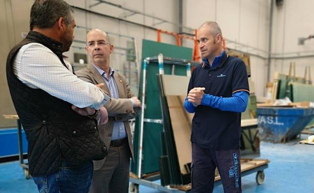 Fernández Antolín, en el centro, visita una de las empresas del polígono. 