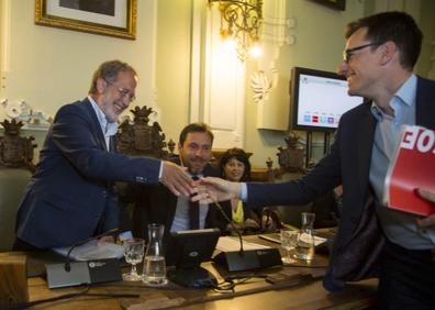 Imagen secundaria 1 - Pleno extraordinario celebrado en la mañana de este lunes en el Ayuntamiento de Valladolid. 