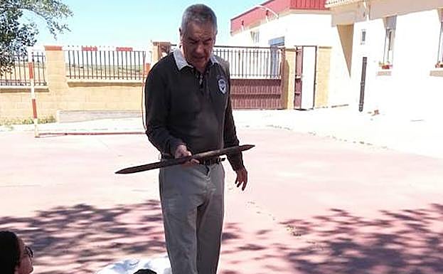 Enseñando a los niños alguno de los juegos celtas. 