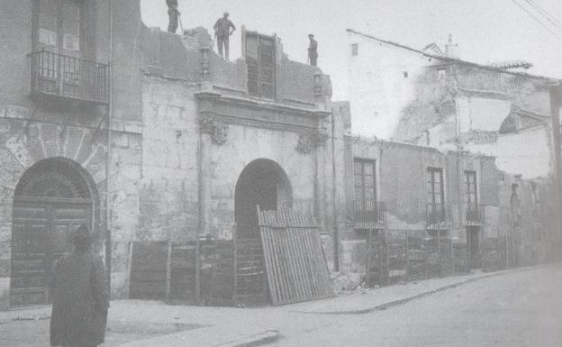 Imagen principal - Arriba, destrucción de la casa de López de Arrieta; abajo, su reconstrucción virtual y la Plaza del Rosarillo hoy.