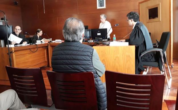 El acusado, de espaldas, durante la vista oral celebrada en el Juzgado de lo Penal de Zamora. 