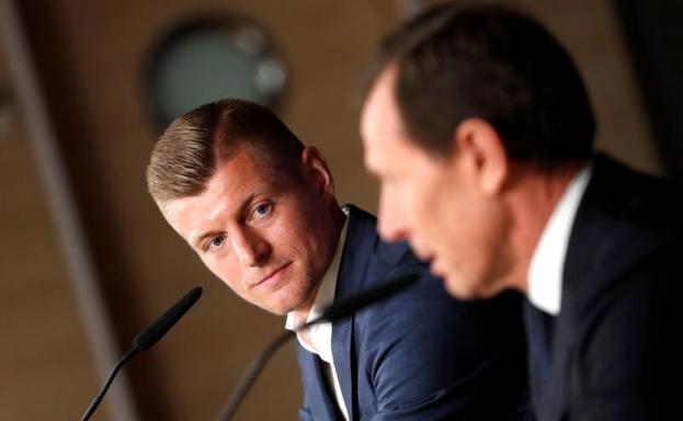 Kroos, junto a Butragueño en la rueda de prensa para hablar de su renovación. 