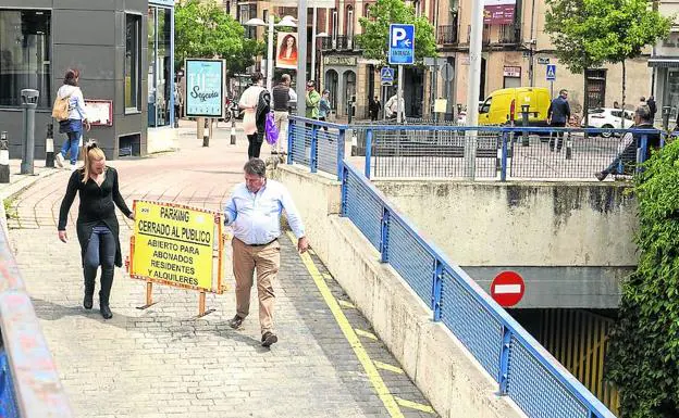 Retirada de las vallas que indicaban el cierre al público del aparcamiento, este lunes. 