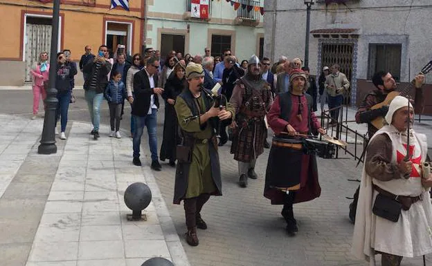 Desfile musical por las calles durante el 'Portillo Medieval'.