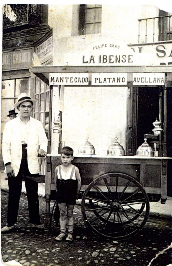 Primeros carritos de helados la 'Ibense' en la calle del Conde Ansúrez.