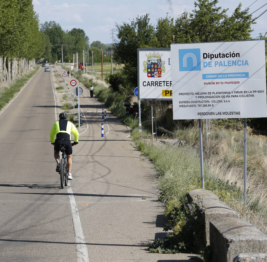 Un ciclista se dispone a entrar en el carril bici de subida al Monte. 