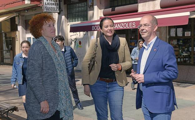 Martínez Antolín con las miembros de su lista Esther Fraile y Mariana Trápaga. 