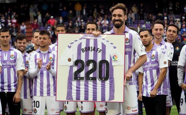 El jugador del Real Valladolid Borja Fernández Fernández se despide en Zorrilla.