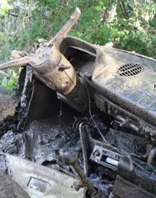 Imagen secundaria 2 - Rescate del coche sumergido en el Pisuerga y detalles del coche de Policía de juguete que estaba en su interior y del salpicadero con el radiocasete. 