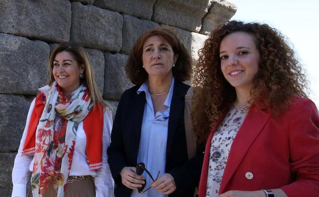 Marta Sanz, Soraya Rodríguez y Noemí Otero este martes en el Azoguejo. 