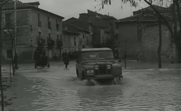 Imagen principal - Efectos de la riada de 1962 en Medina de Rioseco, según las imágenes del No-Do. 