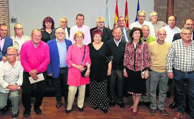 Los funcionarios que recibieron el homenaje, con la alcaldesa de Segovia, Clara Luquero. 