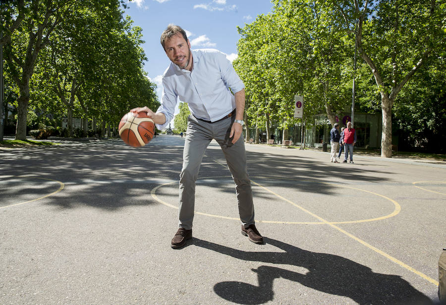 Óscar Puente, alcalde y candidato del PSOE, en las pistas de baloncesto de la Acera de Recoletos. 
