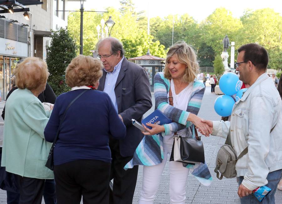 Fotos: Pilar del Olmo y Juan Vicente Herrera hacen campaña por el centro de Valladolid