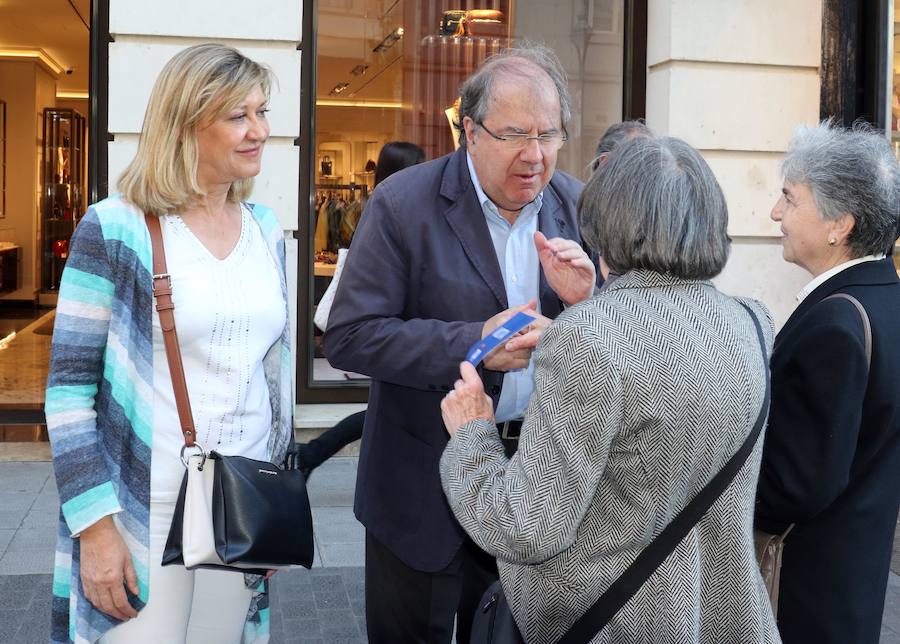 Fotos: Pilar del Olmo y Juan Vicente Herrera hacen campaña por el centro de Valladolid