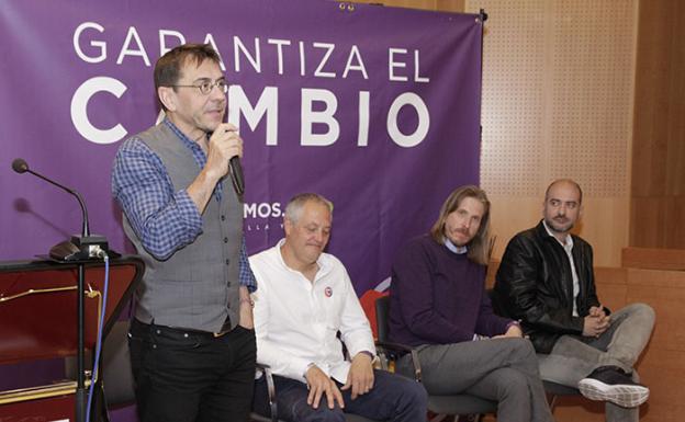 Juan Carlos Monedero se dirige al público reunido en el salón de pleno de Laguna de Duero. 