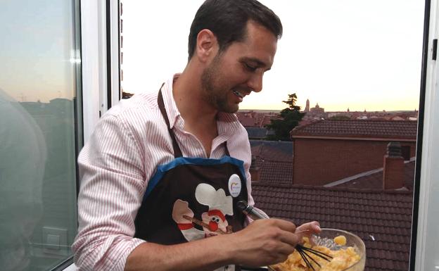 Pablo Pérez prepara una tortilla en la cocina de su casa.