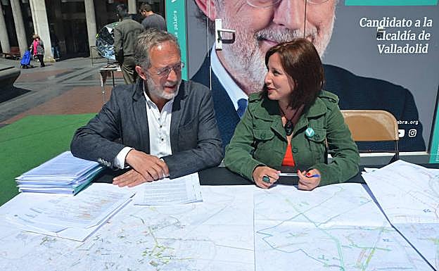 Manuel Saravia y María Sánchez, junto a la caseta electoral de Fuente Dorada. 