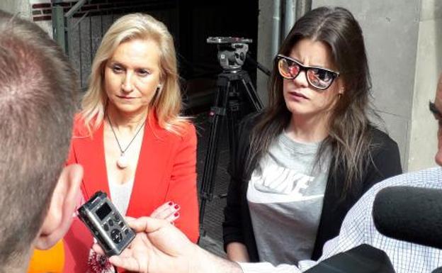 Silvia (derecha), la propietaria del perro, tras la celebración de la vista oral por la custodia compartida. 