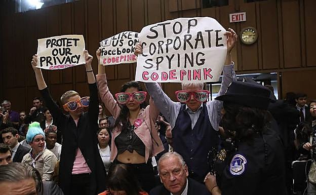 Protestas contra Mark Zuckerberg, fundador de Facebook, antes de su declaración por el caso Cambridge Analytica. 