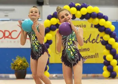 Imagen secundaria 1 - Arriba, El conjunto Vallisoletana D de categoría alevíin en el ejercicio de cinco aros. Abajo a la izquierda, dos gimnastas del Vallisoletana B benjamín. A la derecha, dos del Boecillo benjamín.