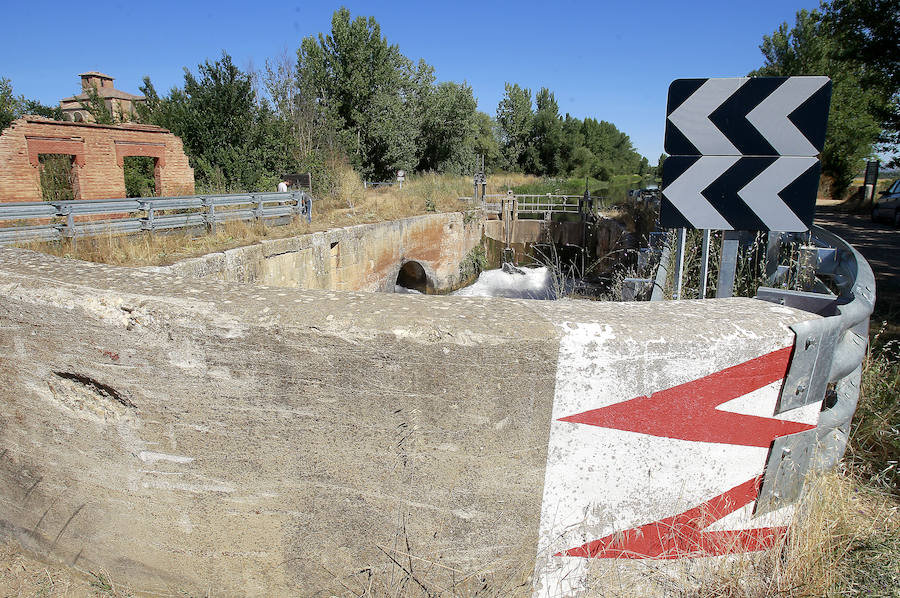 Señal indicadora en el petril del puente de Naveros, donde murieron seis personas en un accidente en agosto de 2012. 
