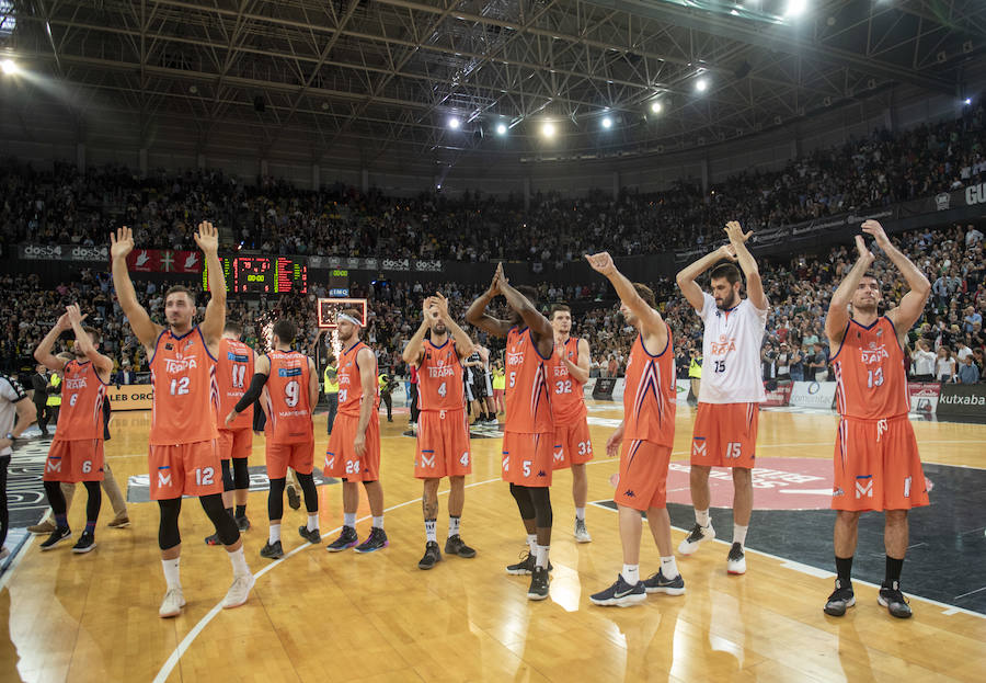 Los jugadores del Chocolates Trapa saludan a la afición al término del encuentro. 