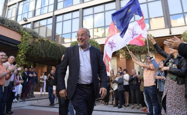 Francisco Igea, ayer a su llegada al hotel Meliá Recoletos de Valladolid, donde Ciudadanos cerró su campaña regional.