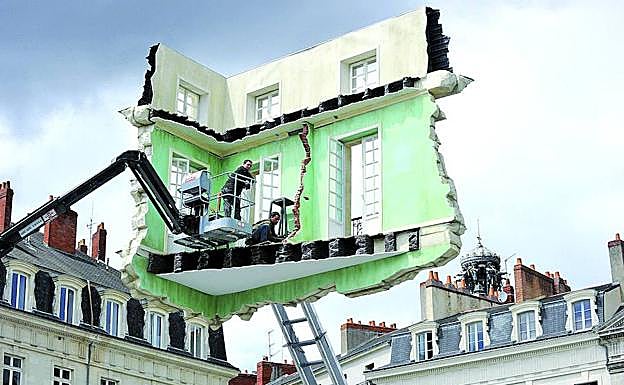 Operarios ultiman la instalación de Leandro Erlich 'Le Monte-meubles, l'ultime demenagement' en Nantes en 2012.
