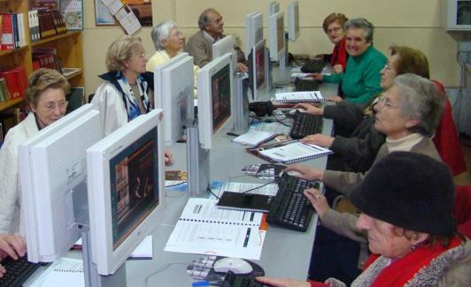 Jubilados aprenden a navegar por Internet.