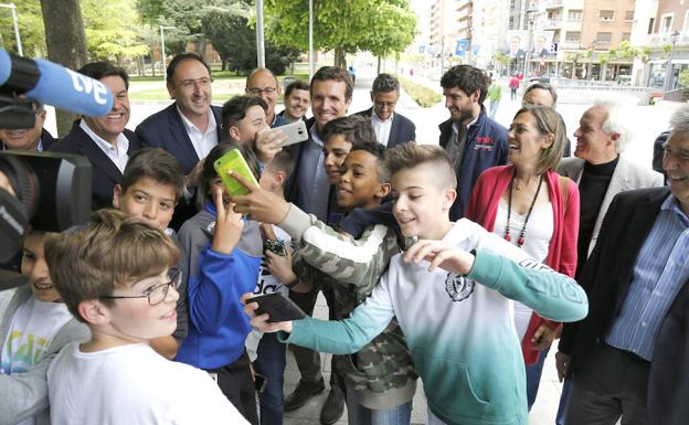 Varios niños intentan fotografiarse junto a Pablo Casado, Alfonso Polanco, Milagros Marcos y Carlos Fernández Carriedo. 