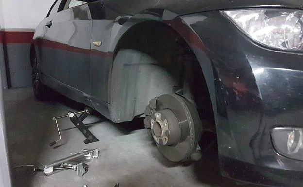 Una de las ruedas robadas en el garaje de la calle Peña Vieja.