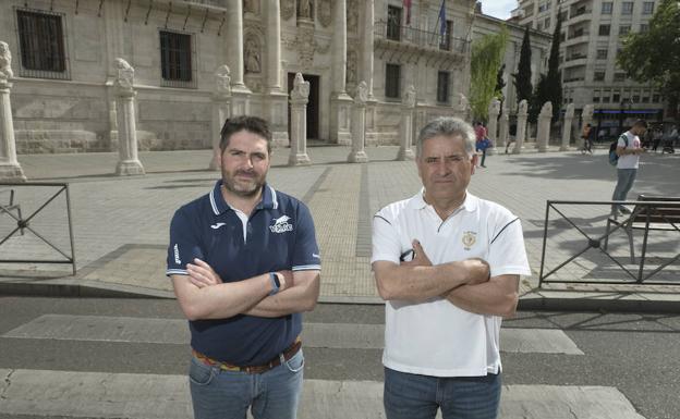 Iván Marqués y Chuchi Campos posan en la Plaza de la Universidad.