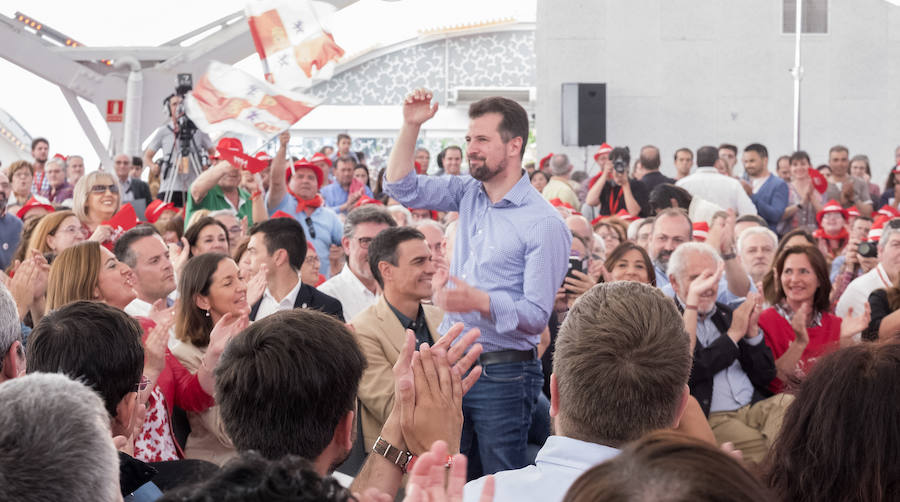 Al presidente del Gobierno le han acompañado en el acto Iratxe García, candidata del PSOE a las europeas, Luis Tudanca y Óscar Puente