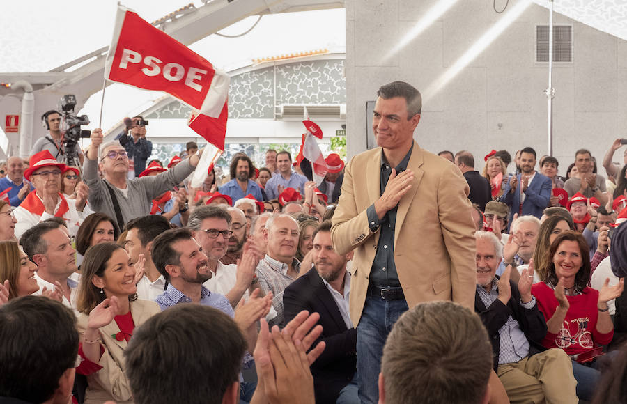 Al presidente del Gobierno le han acompañado en el acto Iratxe García, candidata del PSOE a las europeas, Luis Tudanca y Óscar Puente
