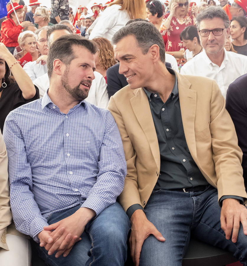 Al presidente del Gobierno le han acompañado en el acto Iratxe García, candidata del PSOE a las europeas, Luis Tudanca y Óscar Puente