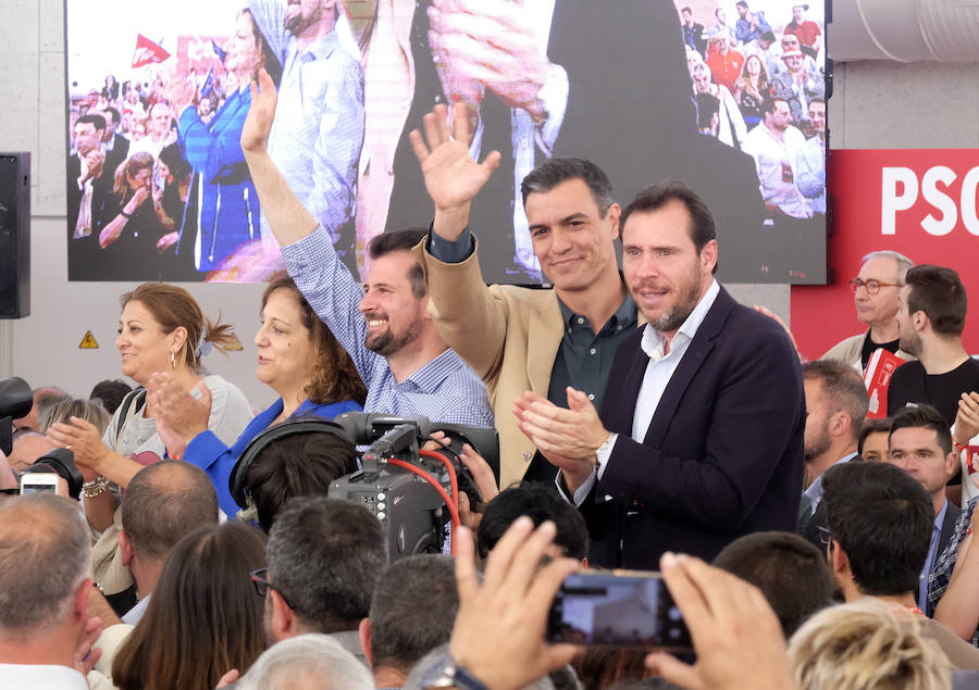 Al presidente del Gobierno le han acompañado en el acto Iratxe García, candidata del PSOE a las europeas, Luis Tudanca y Óscar Puente