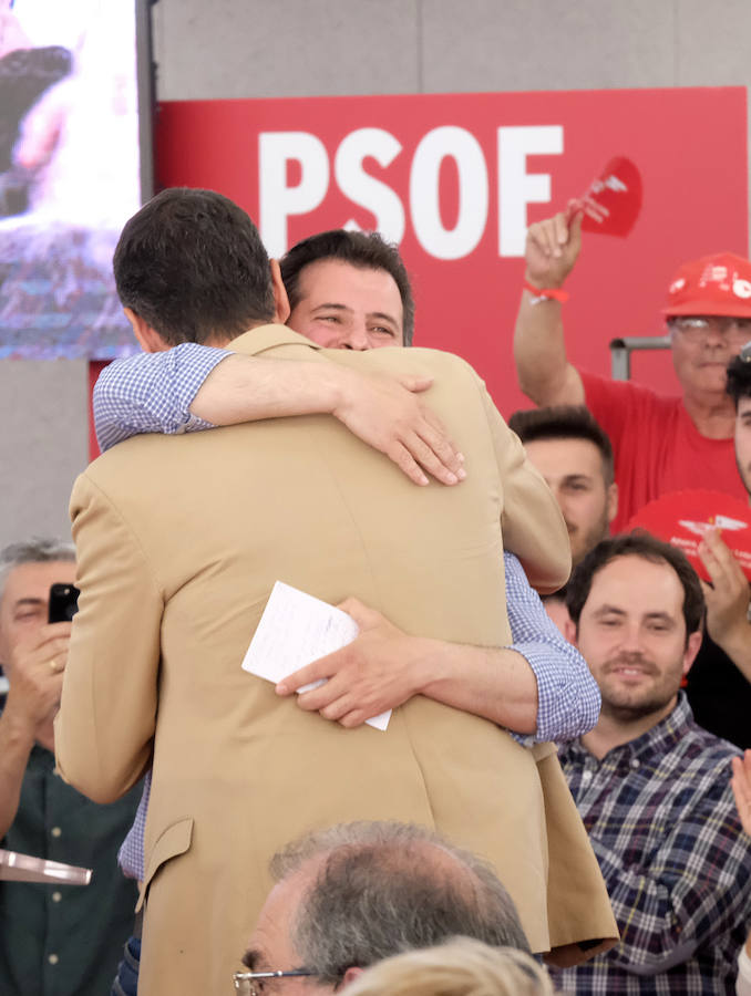 Al presidente del Gobierno le han acompañado en el acto Iratxe García, candidata del PSOE a las europeas, Luis Tudanca y Óscar Puente