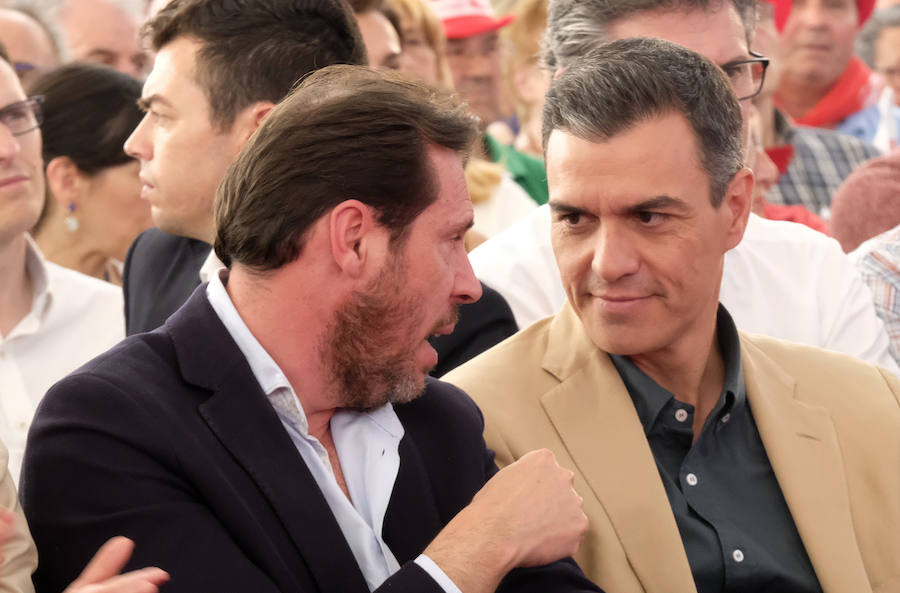 Al presidente del Gobierno le han acompañado en el acto Iratxe García, candidata del PSOE a las europeas, Luis Tudanca y Óscar Puente