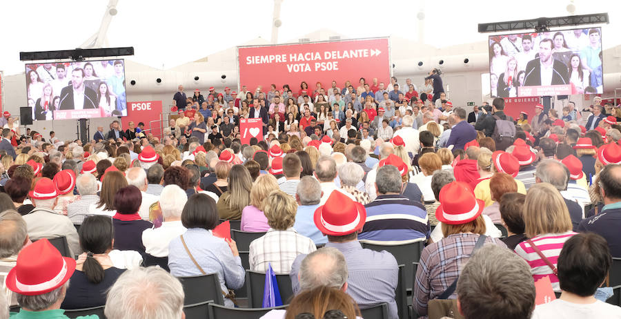 Al presidente del Gobierno le han acompañado en el acto Iratxe García, candidata del PSOE a las europeas, Luis Tudanca y Óscar Puente