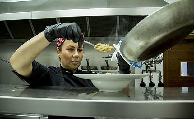 La colombiana Cristina Montenegro, en la cocina del restaurante Pirita.