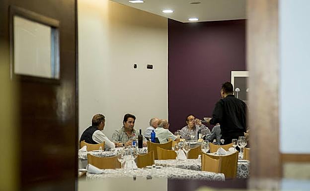 El buen trato, la decoración y el ambiente también influyen a la hora de decidir dónde comer. 